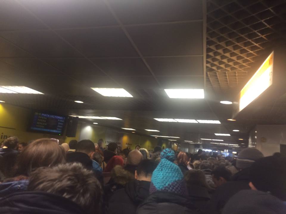 Aglomerație la metrou, pe magistrala Berceni-Pipera. Explicațiile Metrorex despre blocaj / FOTO