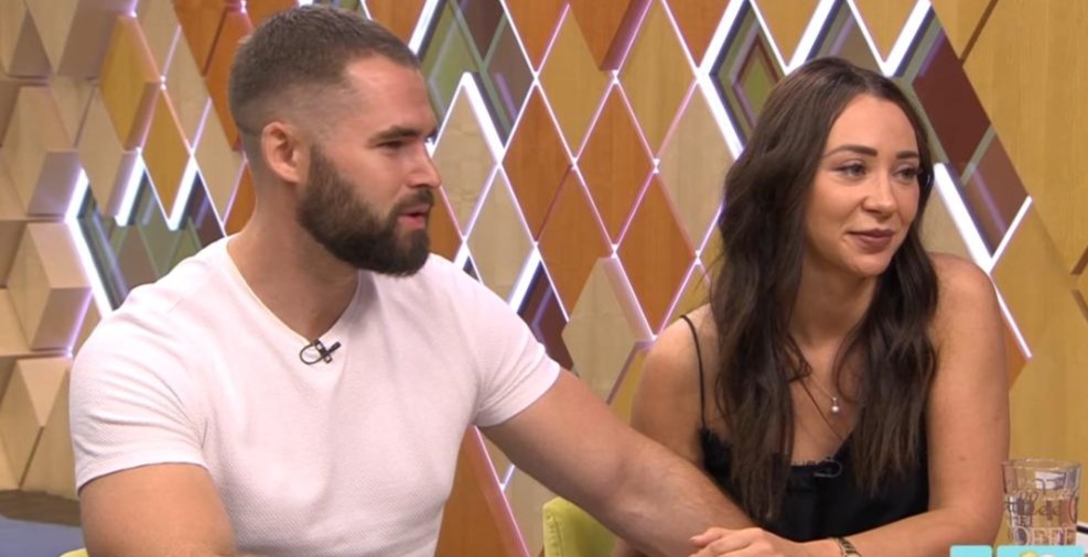 Bármelyik pillanatban megszülethet a Survivor szerelmespárjának első kisbabája: ilyen óriási már a kismama pocakja - fotó