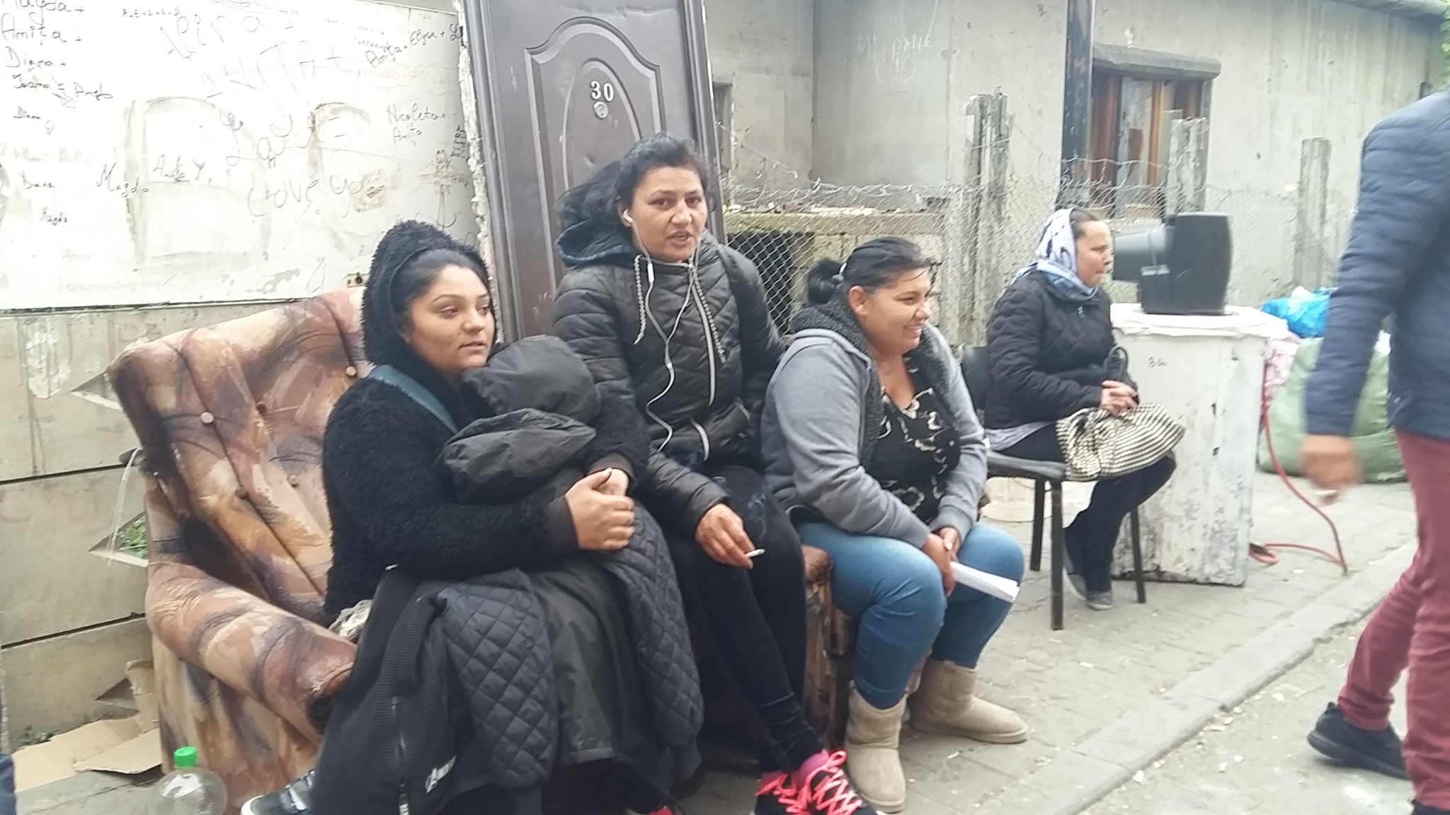 VIDEO REPORTAJ/ Evacuare cu scandal din blocul "Turturica", la Alba Iulia: „Suntem aruncaţi în stradă ca nişte şobolani”| GALERIE FOTO