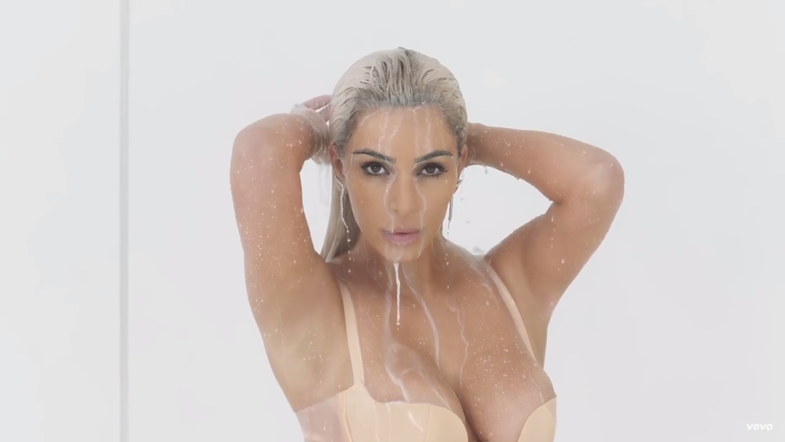 "Brigada" celor mai sexy mămici. Fergie, Kim Kardashian, Chrissy Teigen și alte vedete apar într-un videoclip incendiar
