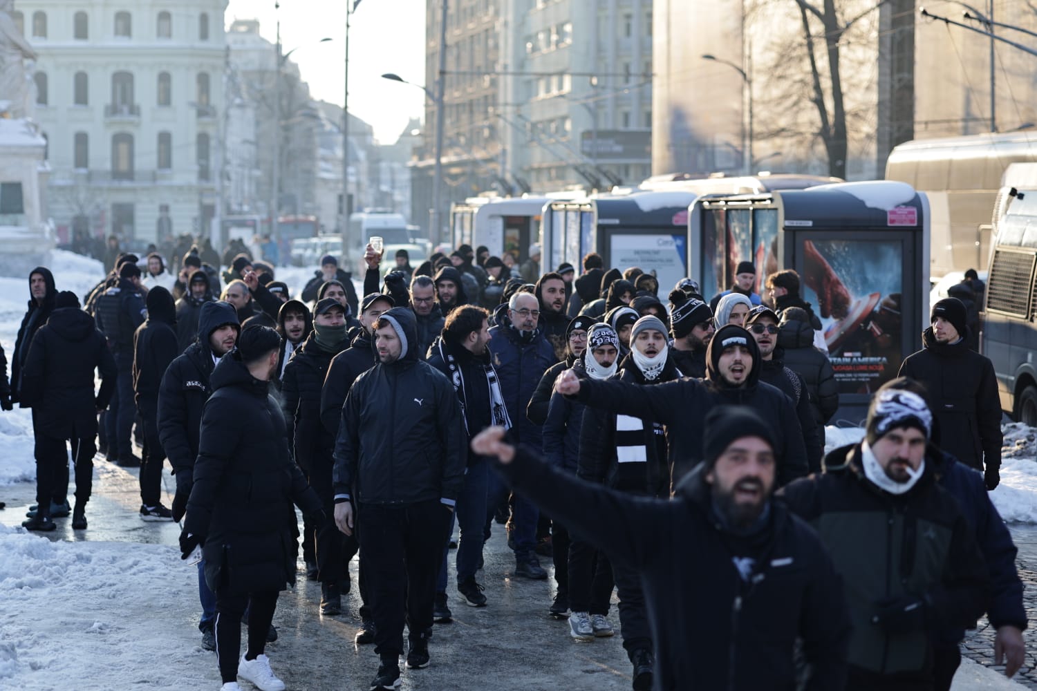 Fanii lui PAOK Salonic au luat cu asalt Centrul Vechi, înaintea partidei decisive cu FCSB din Liga Europa | VIDEO