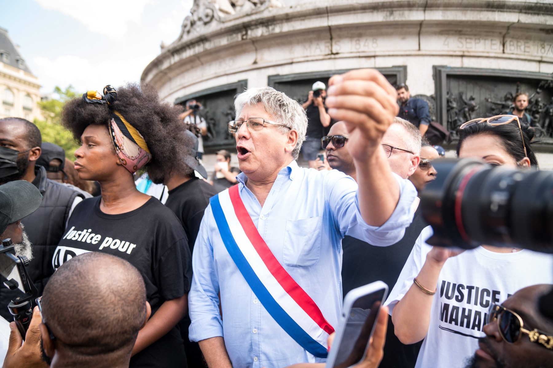Sute de oameni au sfidat, la Paris, interdicția de a protesta, la o săptămână după revoltele urbane care au aruncat Franța în haos. VIDEO