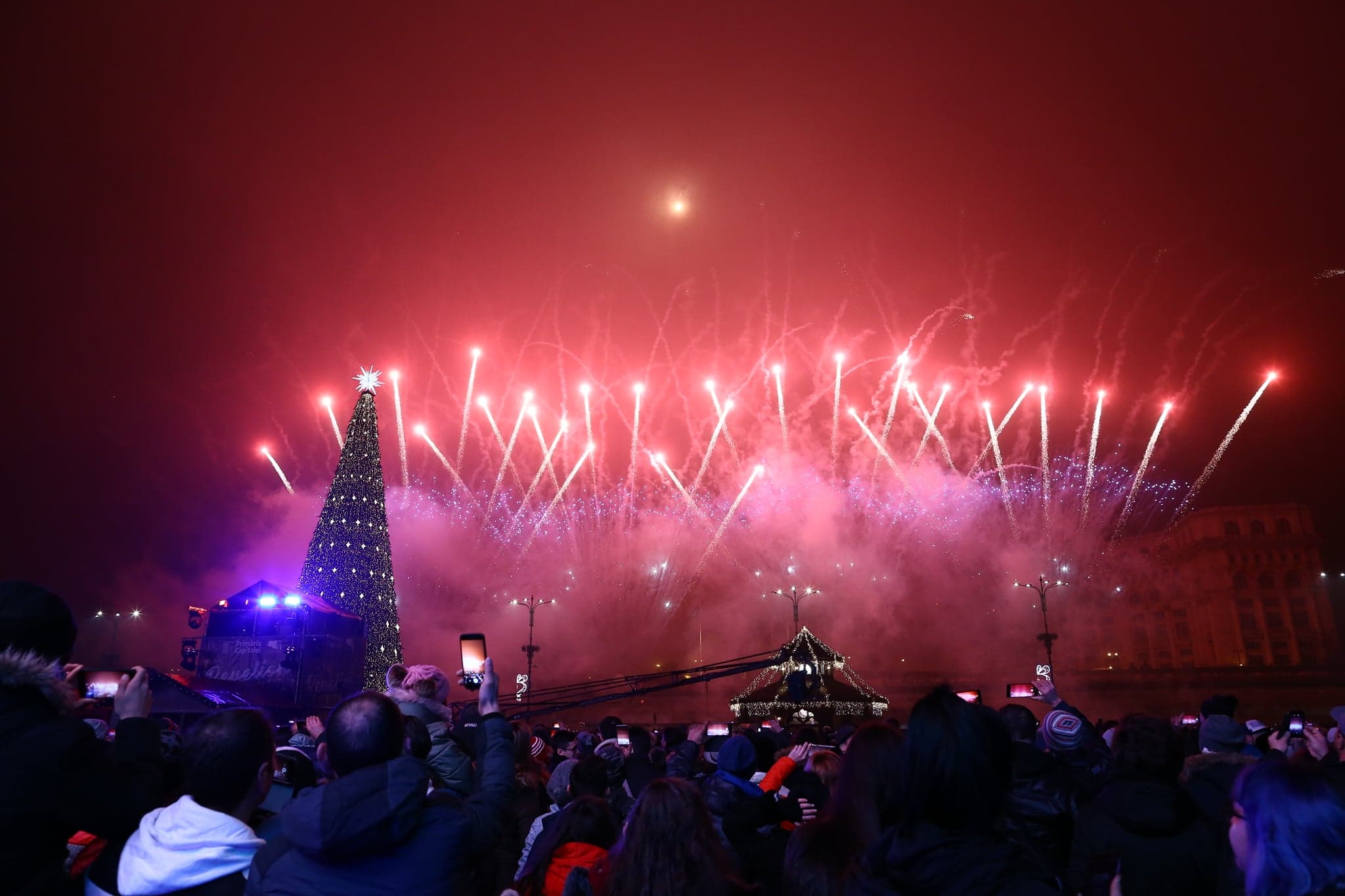 GALERIE FOTO | Am intrat în anul 2019! 60.000 de bucureșteni în stradă în noaptea de Revelion! Focul de artificii din Piaţa Constituţiei a durat 15 minute!