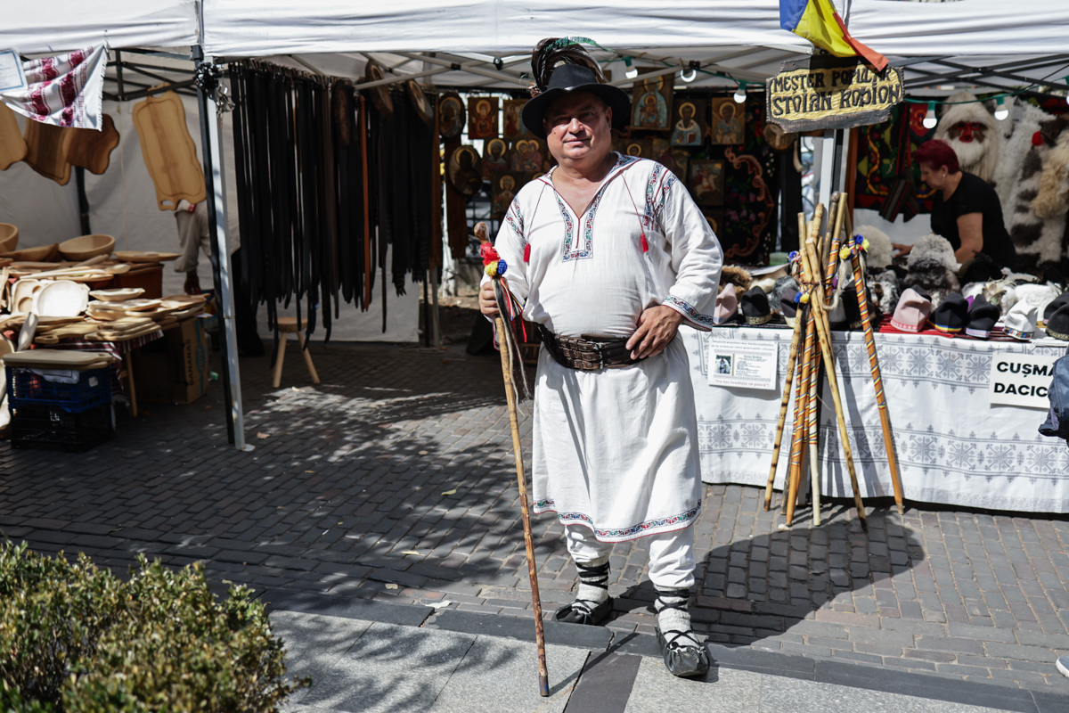 „Cred că las căciulile și opincile și mă apuc să vând țuică”. Povestea băcăuanului care l-a cunoscut pe Părintele Galeriu și a renunțat la preoție