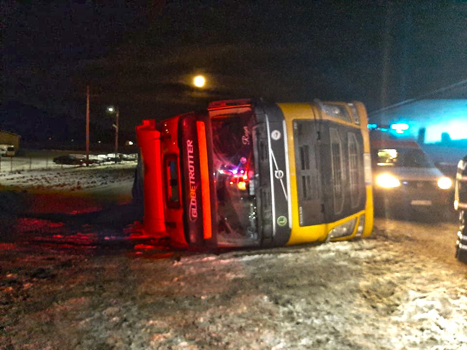 După ce l-a salvat, un pompier i-a dat propriii săi bocanci unui șofer rămas desculț după un accident
