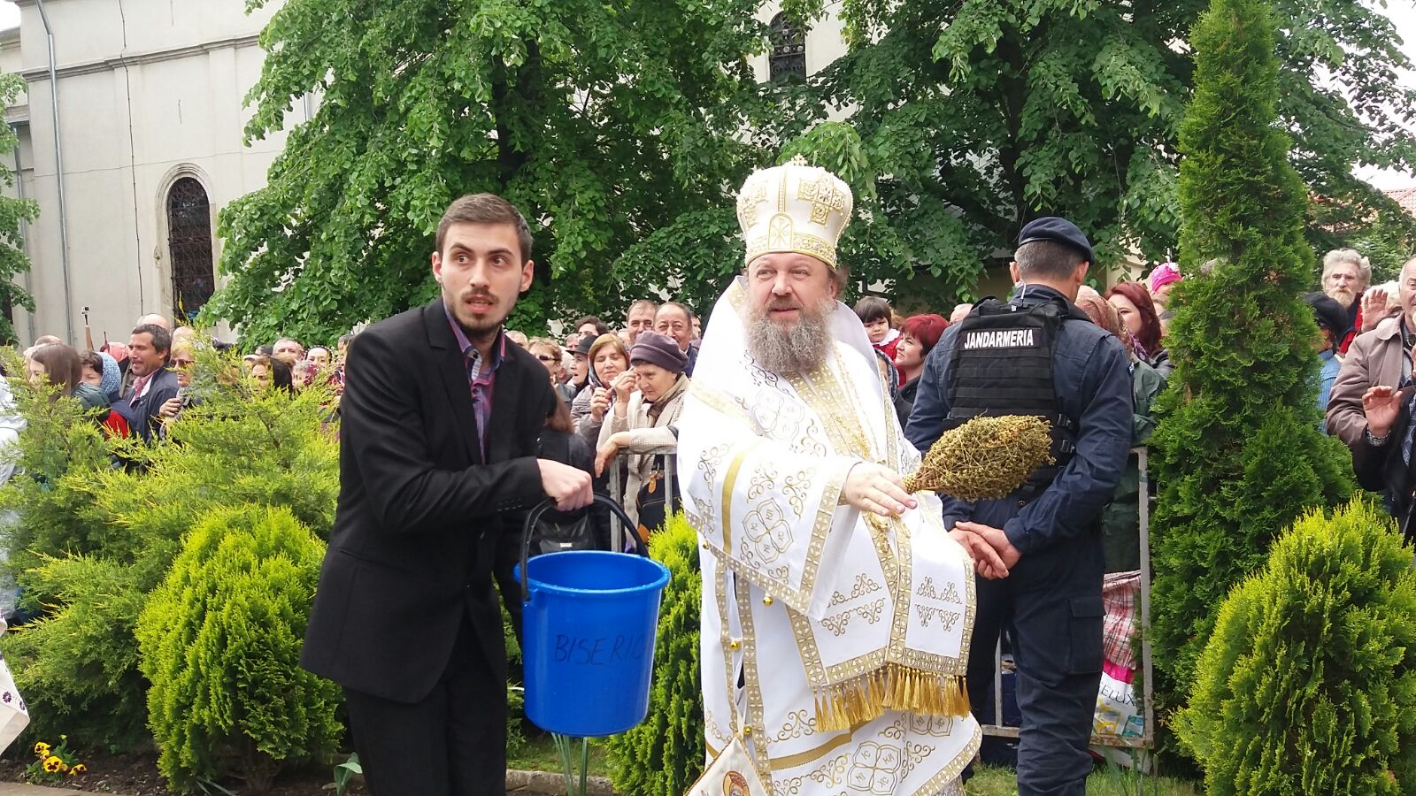 Zeci de mii de credinicioși au stat la coadă de Izvorul Tămădurii, pentru a lua apă sfințită | GALERIE FOTO