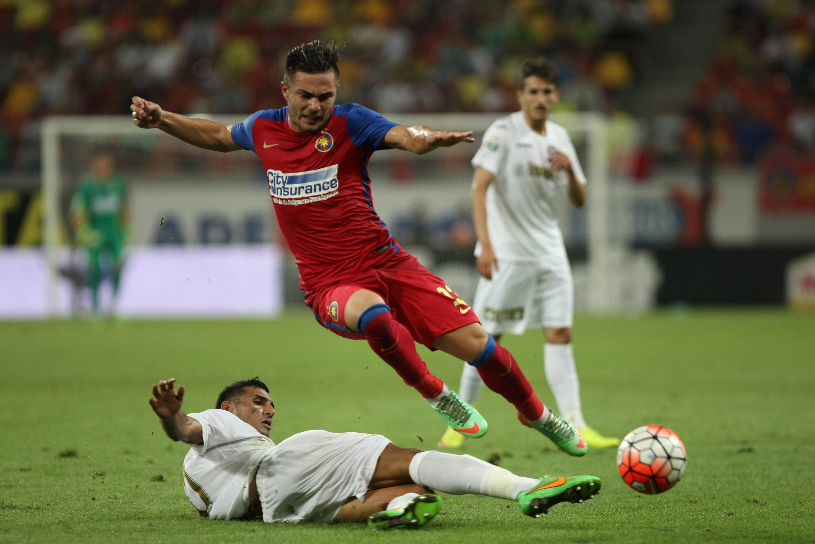 LIGA I: Steaua - CFR Cluj 1-1. Transversală Vitor Bruno! A egalat Tudorie! Roș-albaștrii au avut și ei o bară, în start, apoi a marcat Tiago. Echipa lui Rădoi se chinuie, Partizan Belgrad se distrează în Serbia! Patronul a făcut baie de mulțime/ GALERIE FOTO