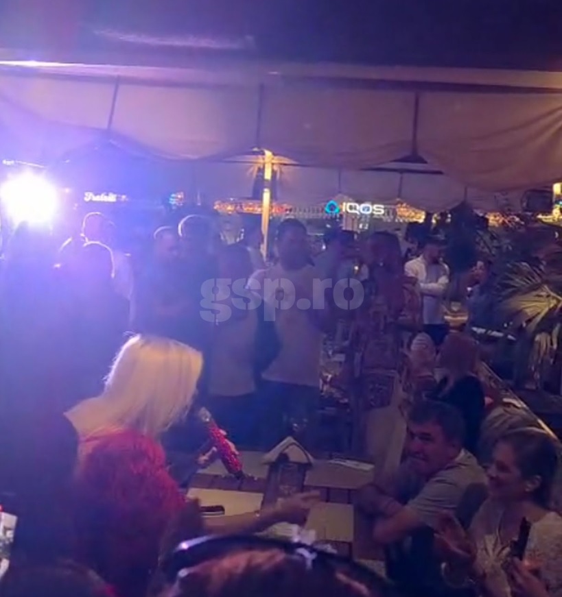 Loredana Groza, show pe masa lui Ianis și a lui Gheorghe Hagi la un local din Mamaia. Soțiile lor, Elena și Marilena, au fost de față