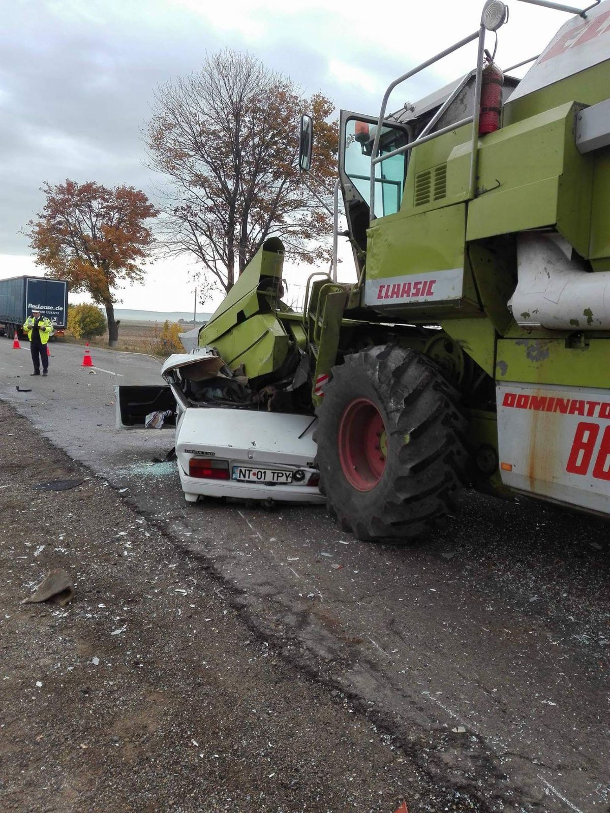 FOTO| Accident violent în Timișești, județul Neamț. A murit, după ce a intrat cu mașina sub o combină