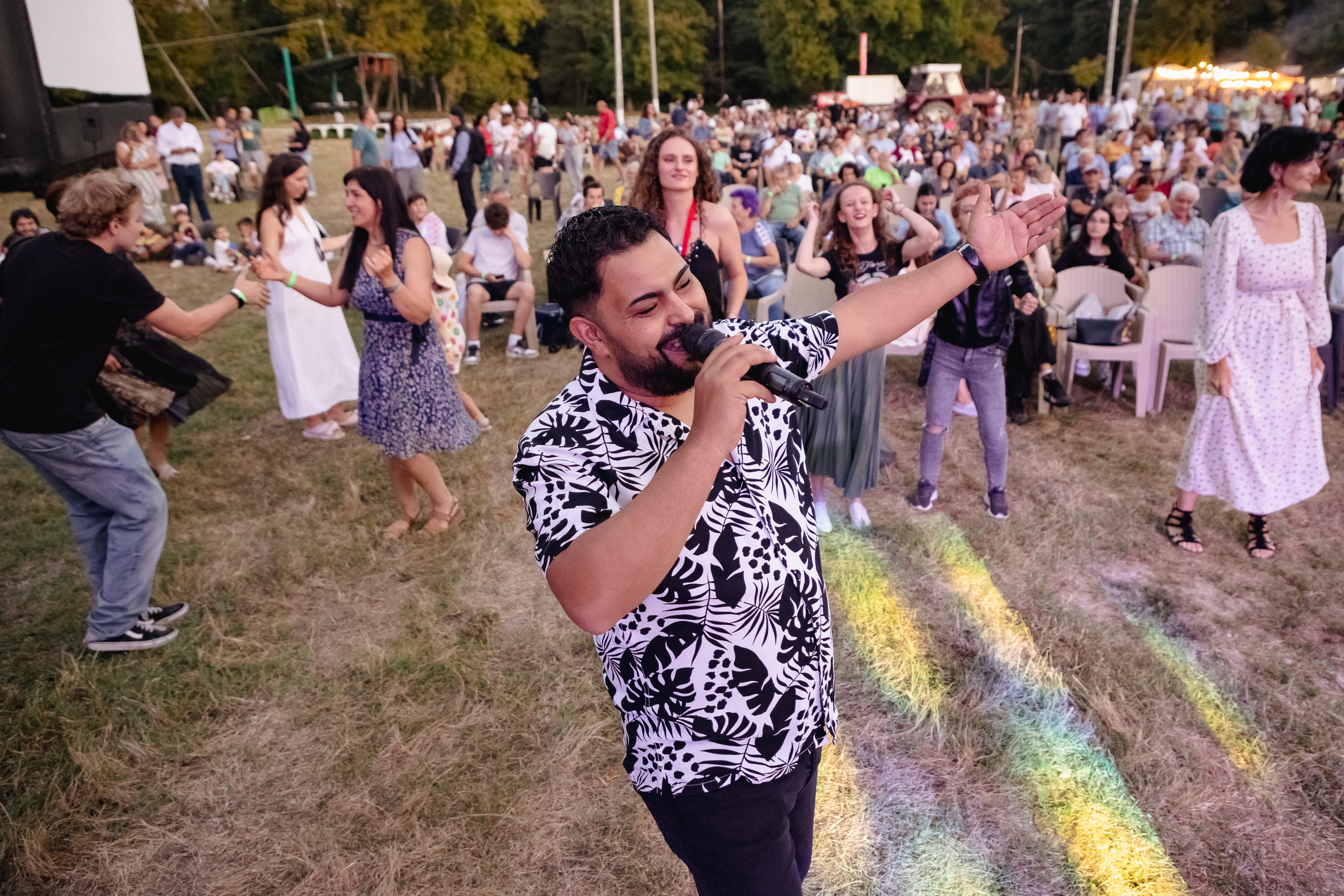 REPORTAJ Actorul Cuzin Toma a venit cu Taraful Caliu să aducă Film în Sat, la Peștișani, Gorj: „Să știe oamenii care m-au văzut crescând că joc și roluri serioase!”
