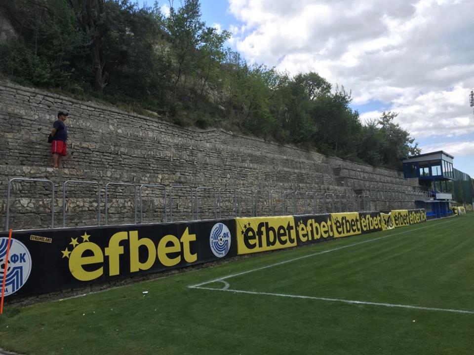 Așa arată stadionul din Balcik pe care Farul vrea să joace în Liga 2. ”Sunt bineveniți aici!”. Omul care a ucis Dinamo în 1995 antreneaza echipa Cernomoreț din localitate