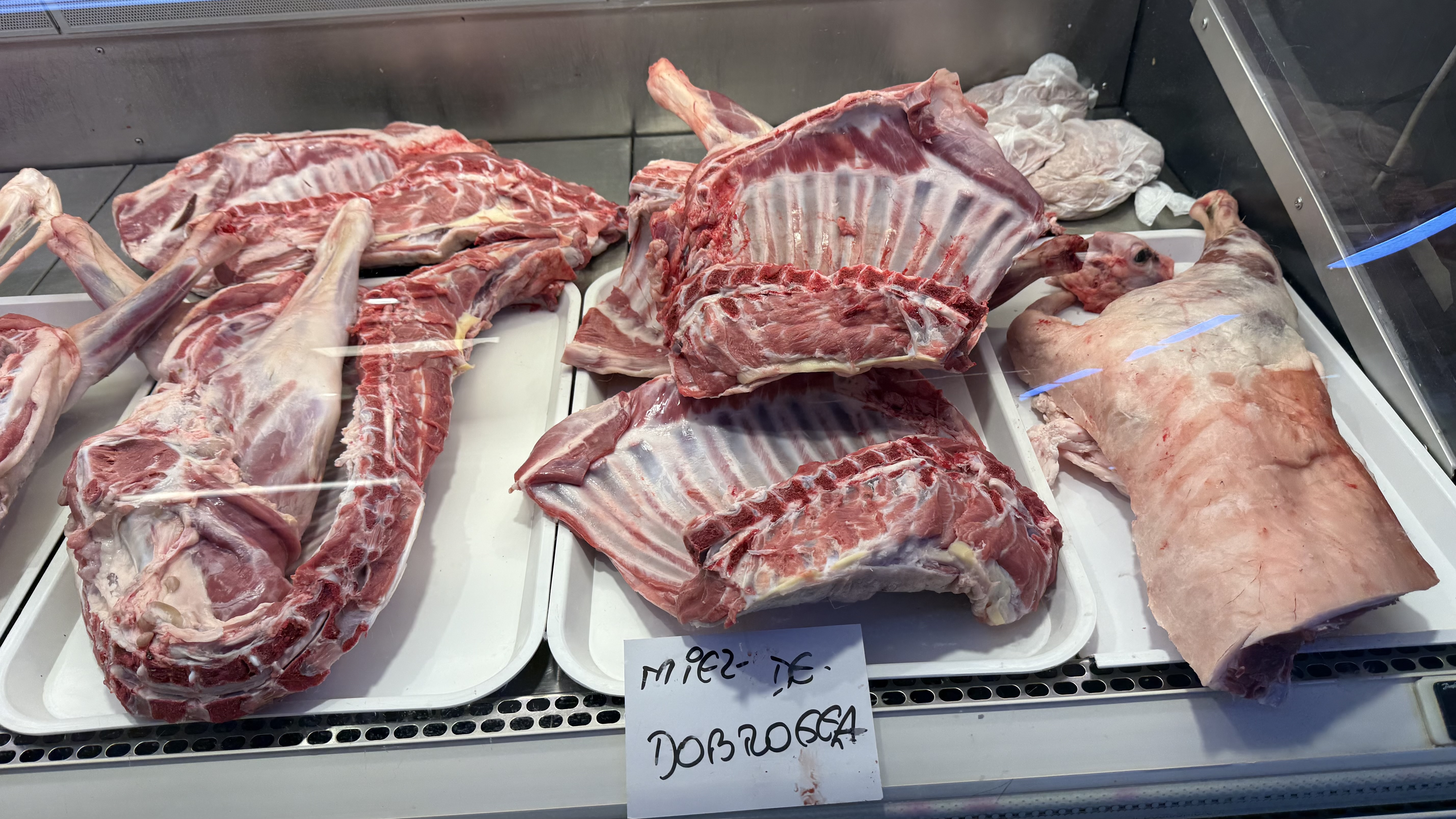 Cum își pregătesc comercianții marfa pentru masa de Paște: „Oamenii vor calitate. Avem miel de Dobrogea. Sperăm să vindem tot”