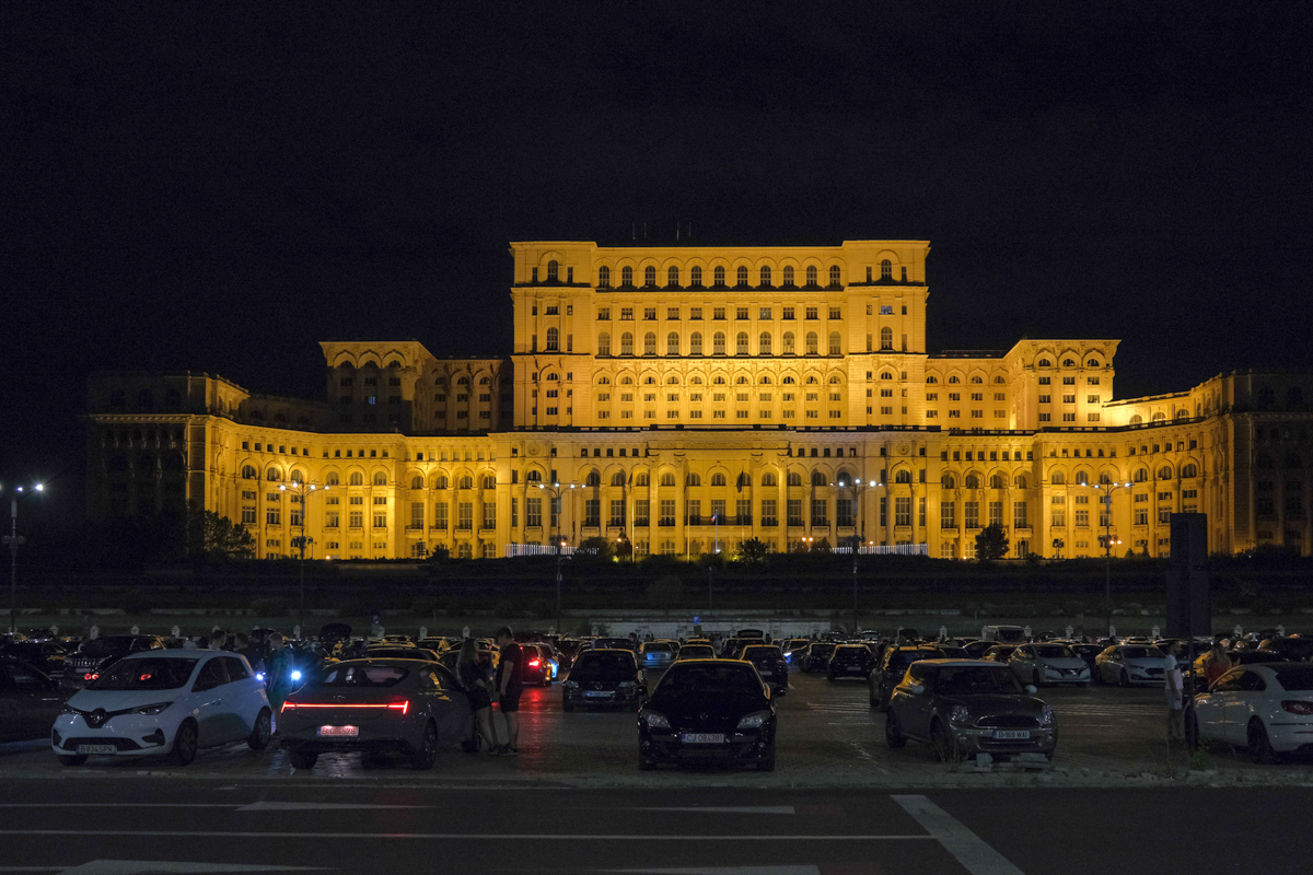 Economie la curent, doar în declarații. Instituțiile publice din România sunt luminate ca la festival