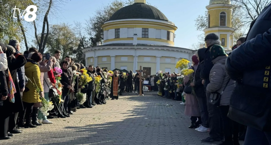 Andreea, fiica lui Igor Cuciuc, înmormântată astăzi. Sute de oameni au condus-o pe ultimul drum pe fata de 17 ani