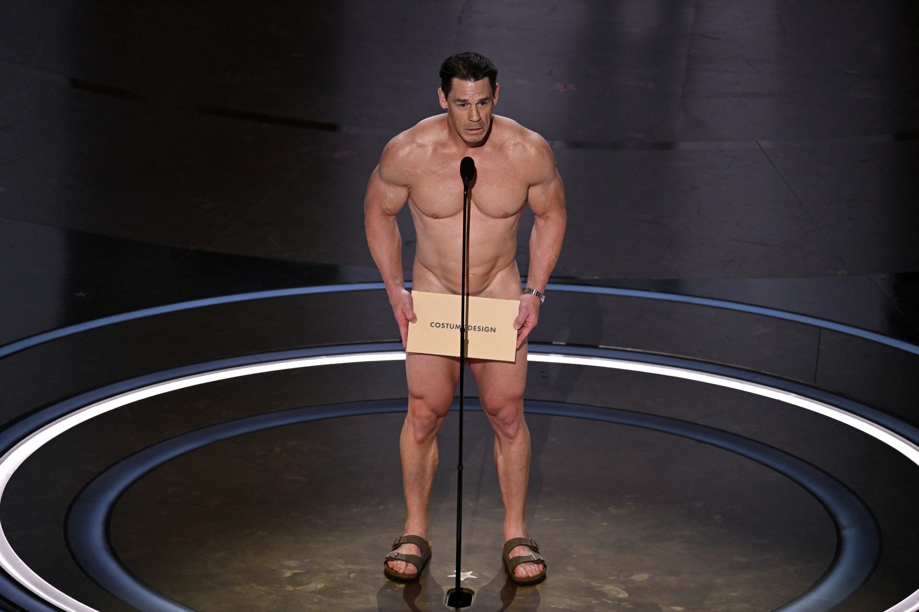 John Cena a apărut complet dezbrăcat pe scena de la Premiile Oscar 2024. Și-a acoperit zona intimă cu un plic | VIDEO