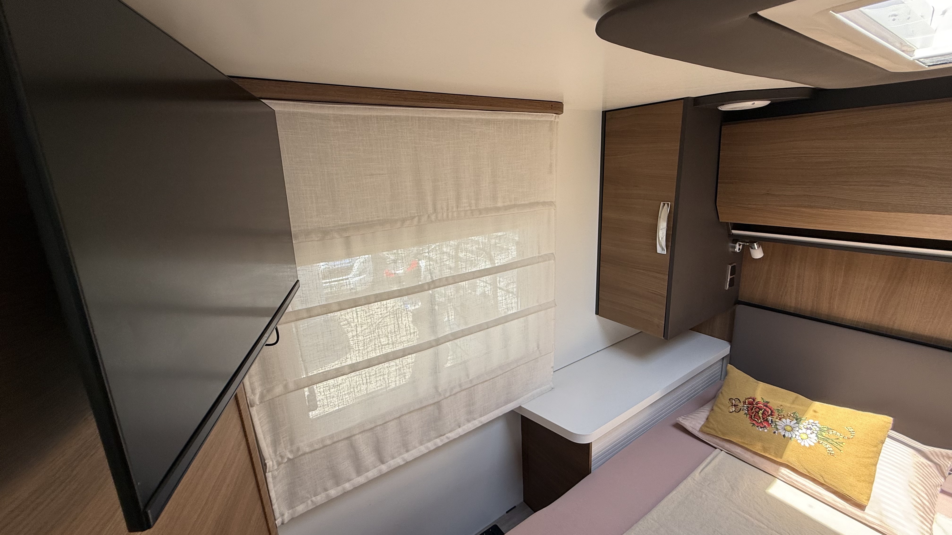 Românii renunță la hotelurile de cinci stele și aleg „apartamente pe roți”. Cât costă cel mai scump model și ce facilități are