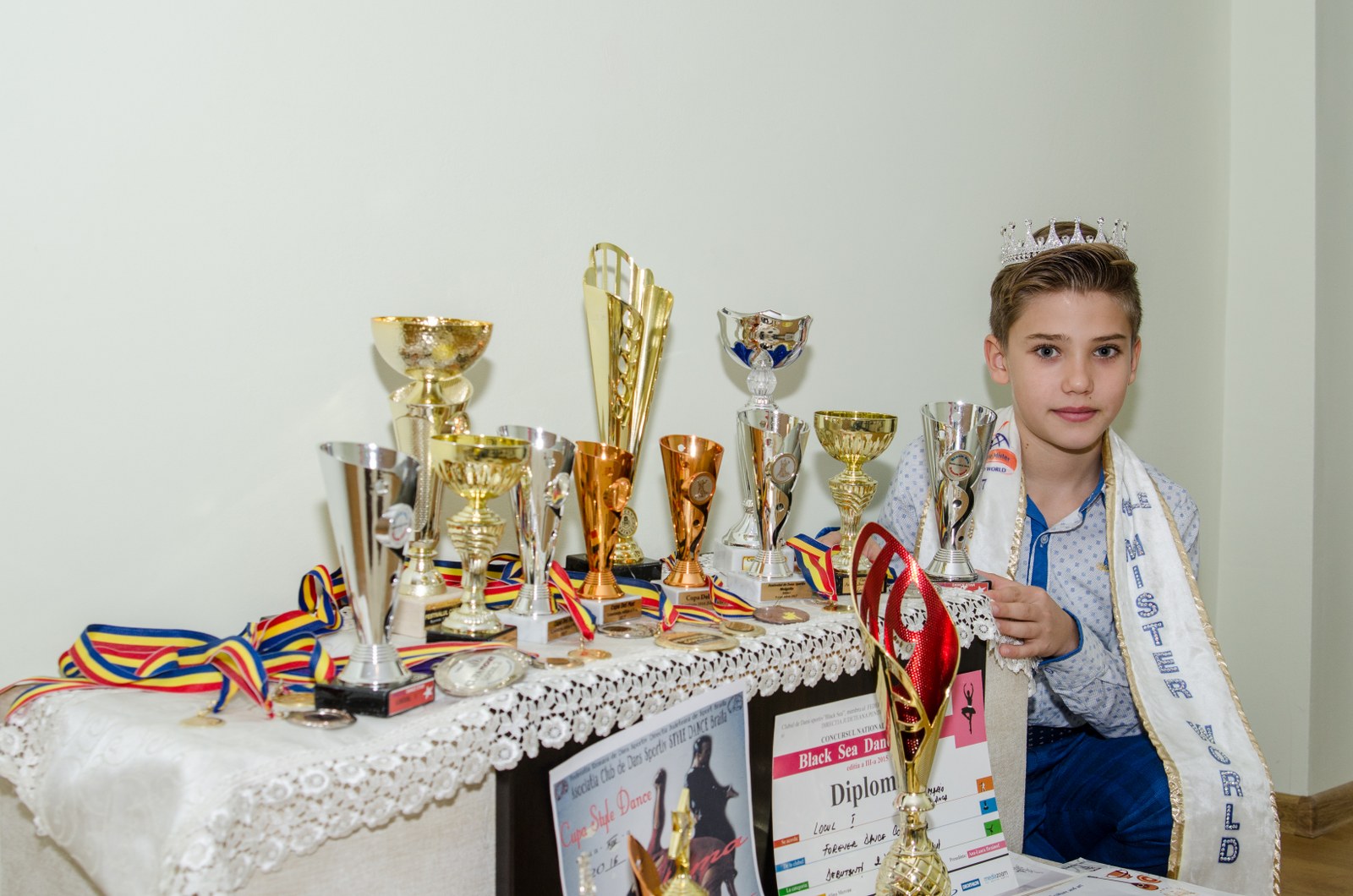 REPORTAJ/ A fascinat o lume întreagă cu ochii lui albaștri. Mario Busuioc, cel mai frumos băiețel al planetei, se visează chirurg, inginer sau navigator. FOTO