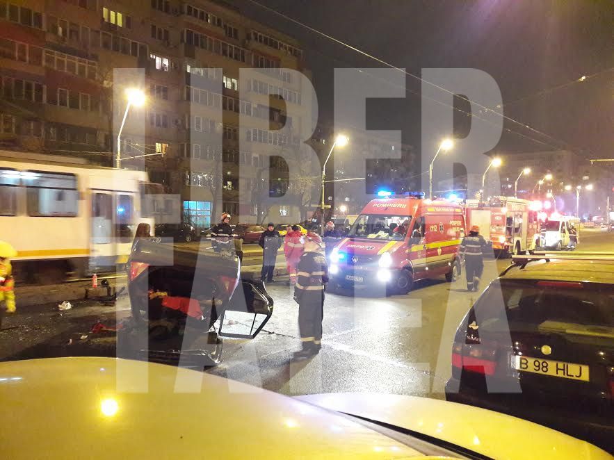 Accident pe Calea Griviței. O mașină s-a răsturnat în mijlocul drumului / FOTO & VIDEO