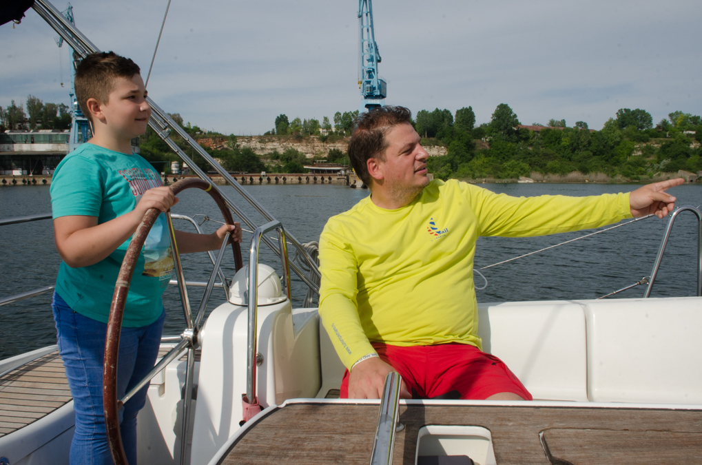 REPORTAJ: Yachting-ul devine o pasiune accesibilă oricui la Marina Limanu: "Îi desprindem de mal și plecăm cu ei la vânare de vânt, cu aripi de vele"