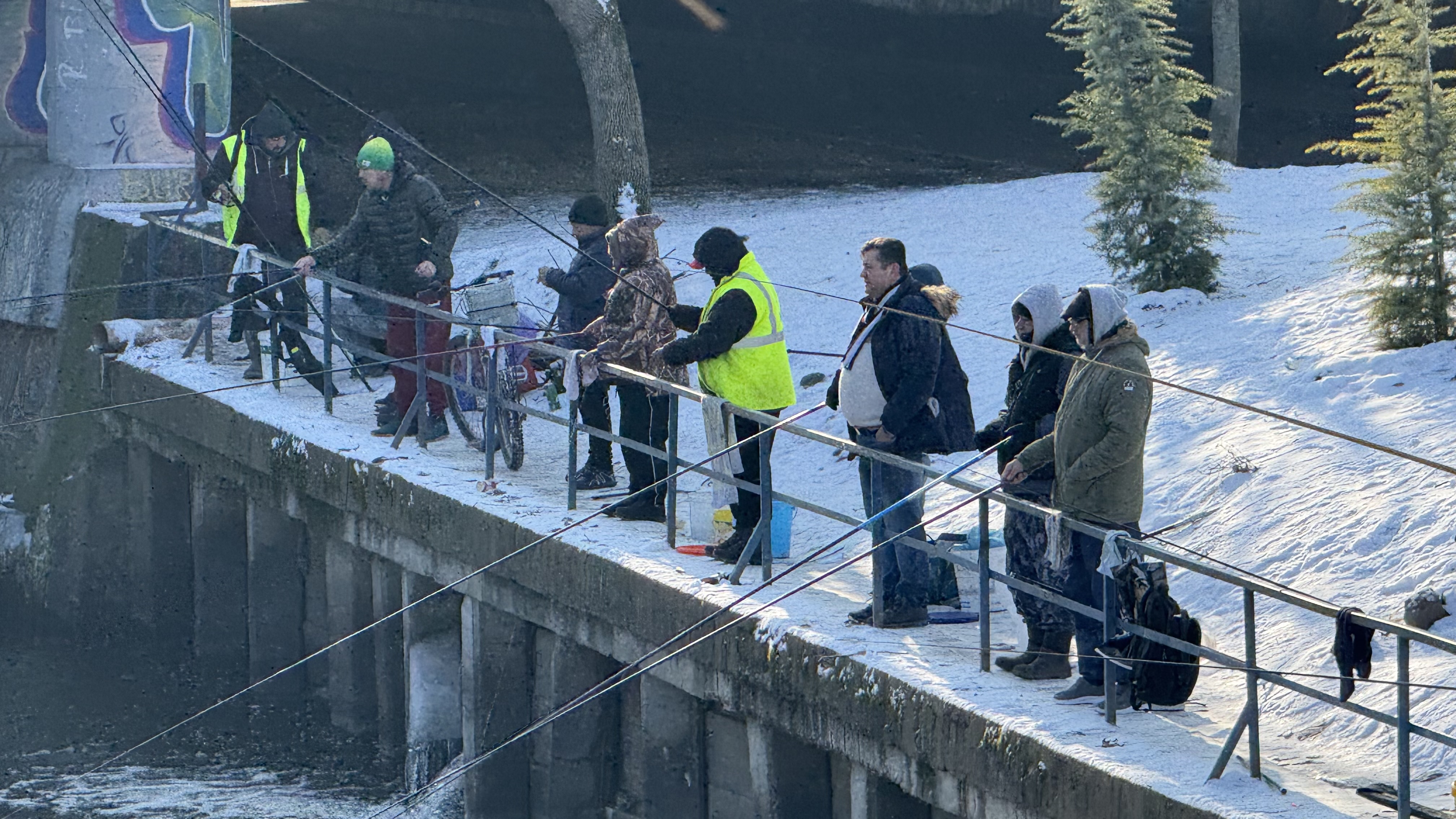 „Mi-e rușine că am muncit o viață și tot tremur pe baltă pentru mâncare”. Cum arată viața pescarilor amatori într-un weekend geros de ianuarie, în Colentina