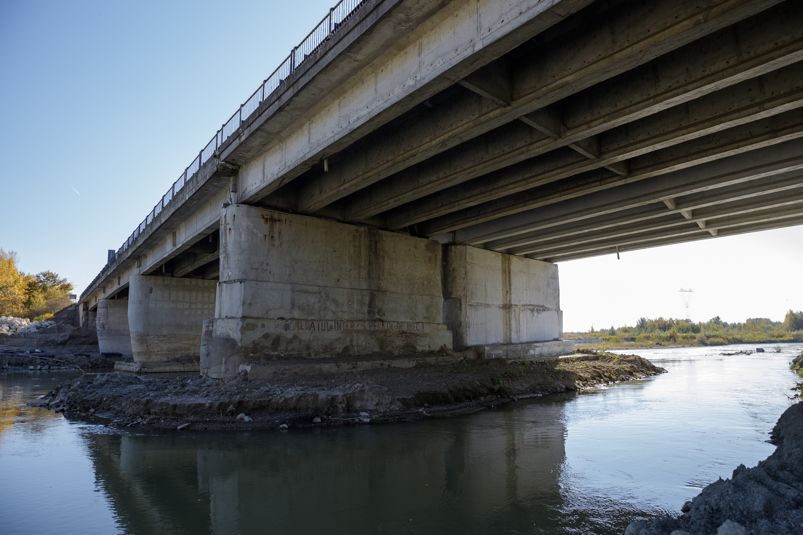Podul de pe autostrada A1 peste care trec zilnic 40.000 de mașini arată rău: pământ surpat, structură metalică ruginită. „Necesită reabilitare, înlocuirea unor elemente”