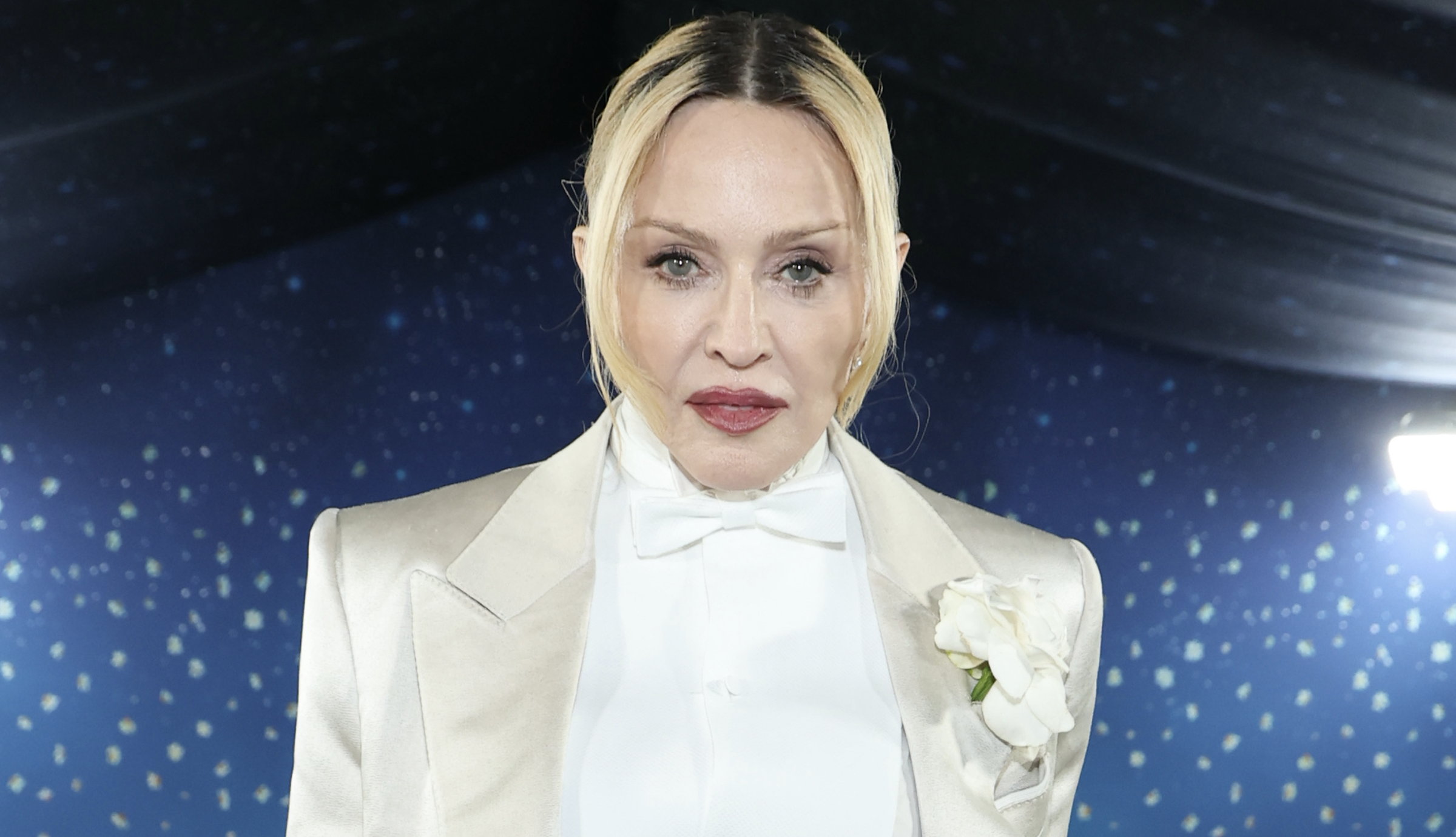 NYITO Madonna visszatér a Met-gálára a legelegánsabb szatén öltönyében, ezzel is megerősítve a fehér öltöny trendjét, mint a dandyizmus szimbólumát