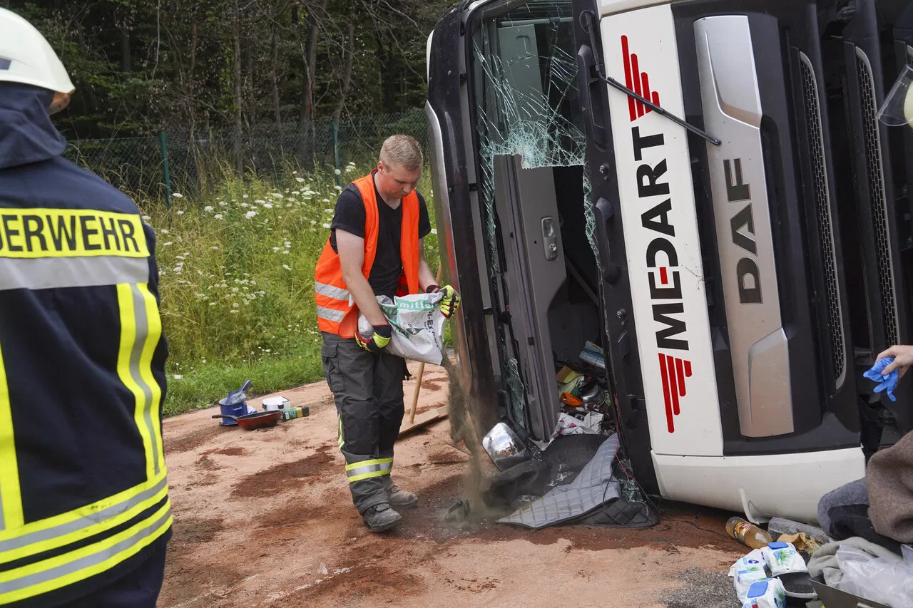 Șofer român de TIR, luat cu elicopterul după ce a răsturnat camionul plin cu jumătăți de porc, în Germania
