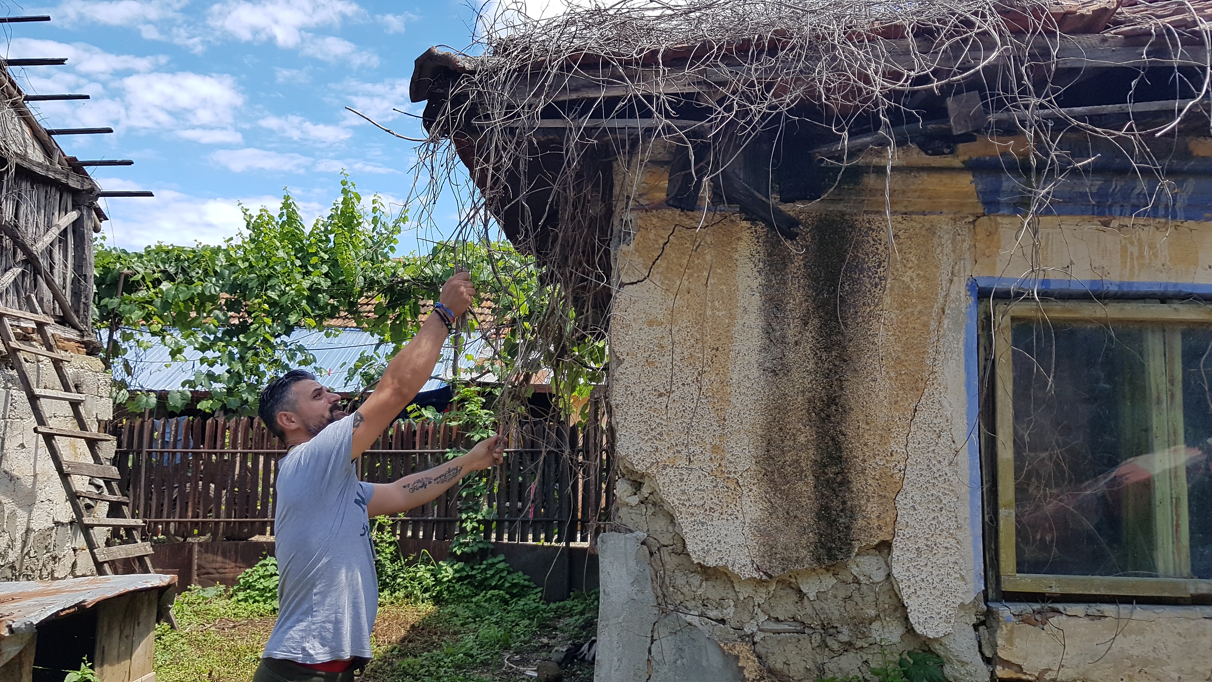 Darul unor săteni din Dâmbovița și al unei asociații pentru un bărbat invalid, cu un fiu bolnav, care trăiește din 142 de lei pe lună: îi vor reconstrui casa