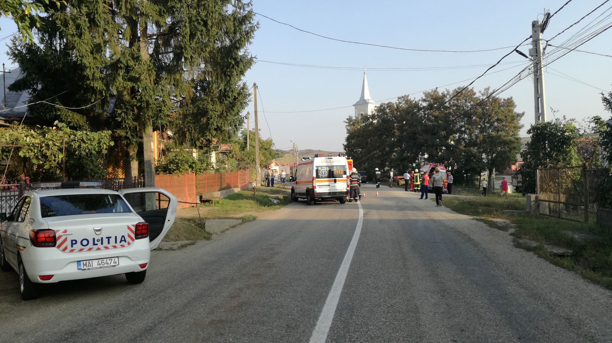 O mașină a lovit un stâlp, în Bistriţa-Năsăud, după ce șoferul a adormit la volan. Doi copii se află printre răniți