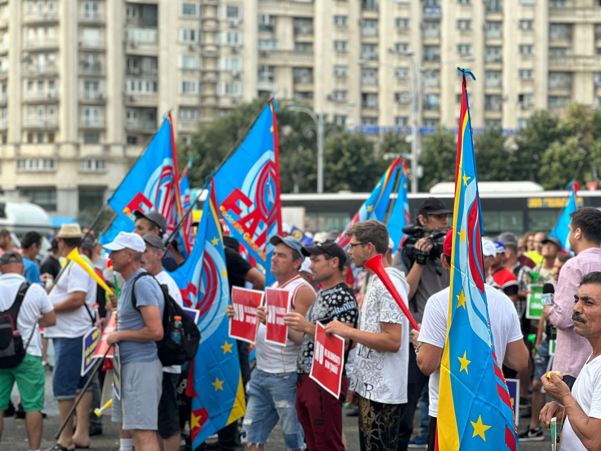 Constructorii protestează în faţa Guvernului. Sindicaliștii acuză Executivul că vrea să le elimine facilităţile fiscale