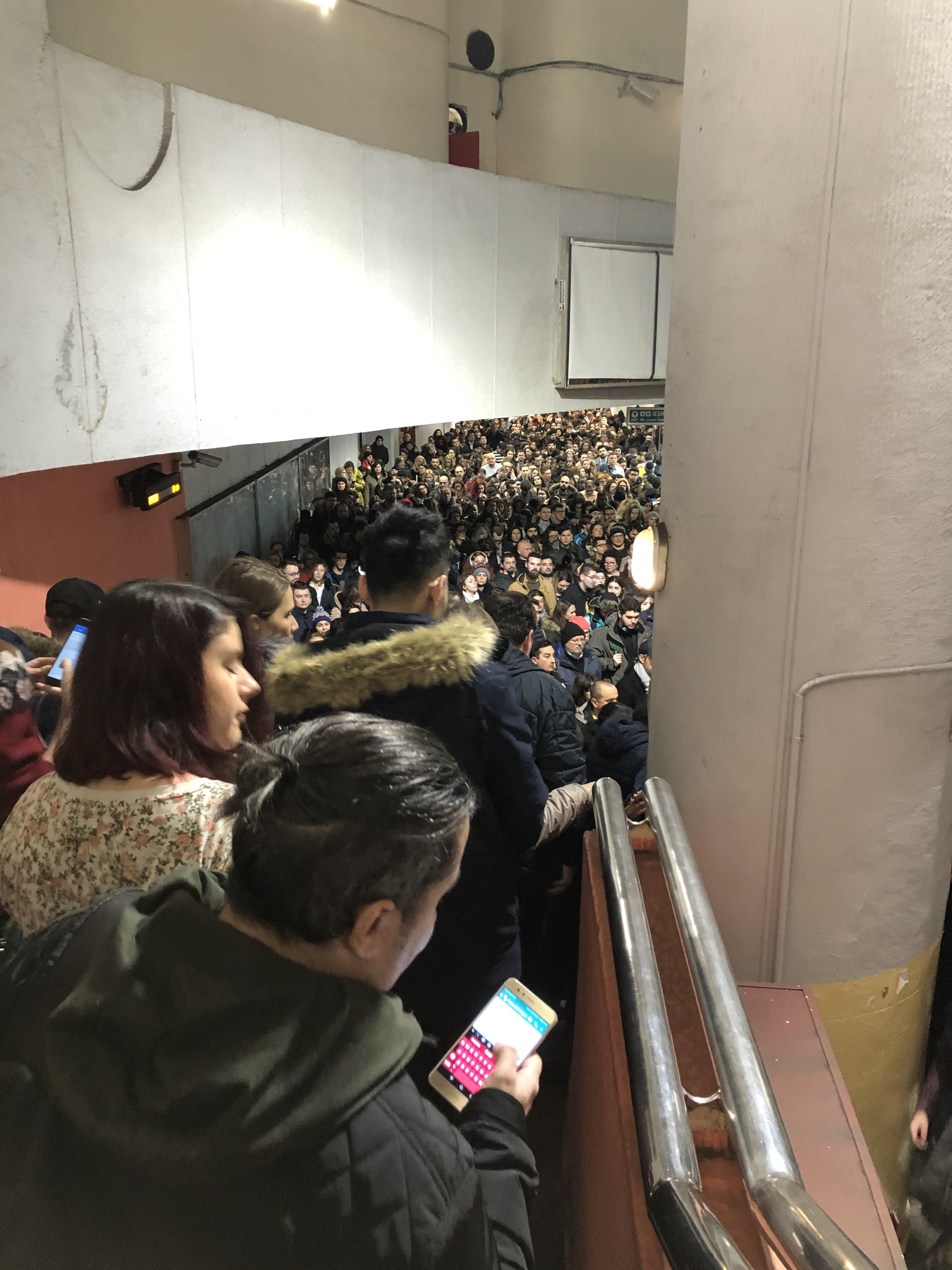 IMAGINI ȘOC | Înghesuială incredibilă la metrou, luni dimineață