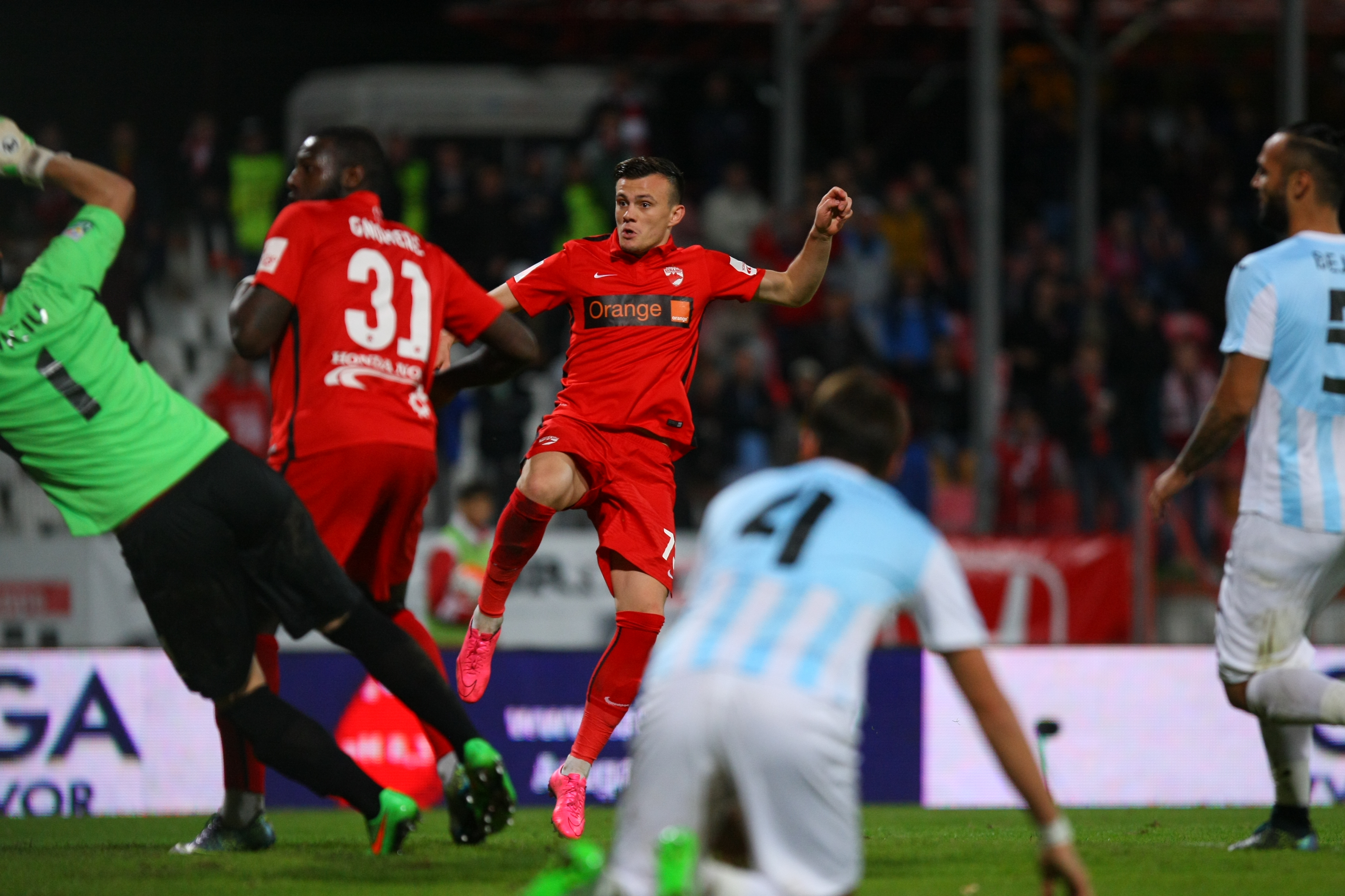 LIGA I LA FOTBAL, etapa a 14-a / Scandal după meciul Dinamo - ASA Tîrgu Mureș 2-1. ^Ardelenii protestează oficial printr-un comunicat în care reclamă un ”fault evident și lipsă de fair-play”! GALERIE FOTO