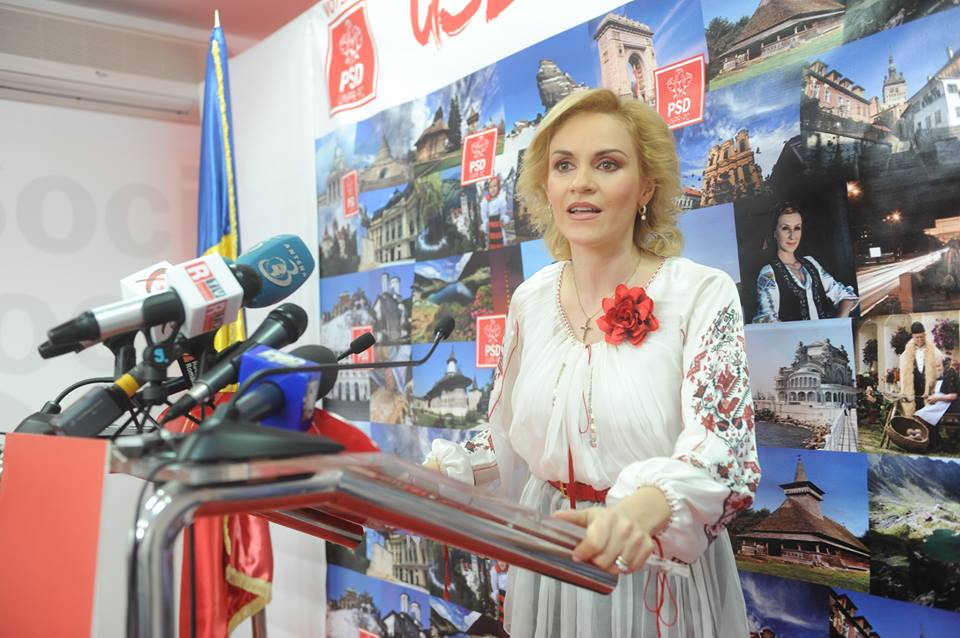 Ia tradițională românească, promovată de politicieni. Cum a ajuns costumul popular să fie admirat în toată lumea