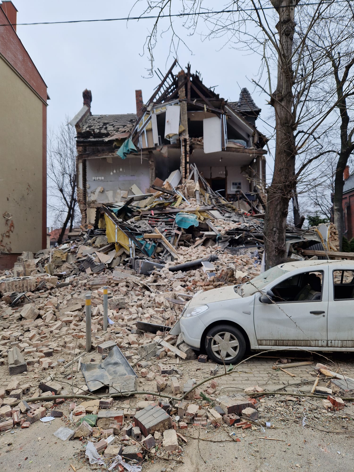 Explozie la instalația de gaz a unei case parohiale din Katowice. Doi oameni au fost găsiți morți sub dărâmături