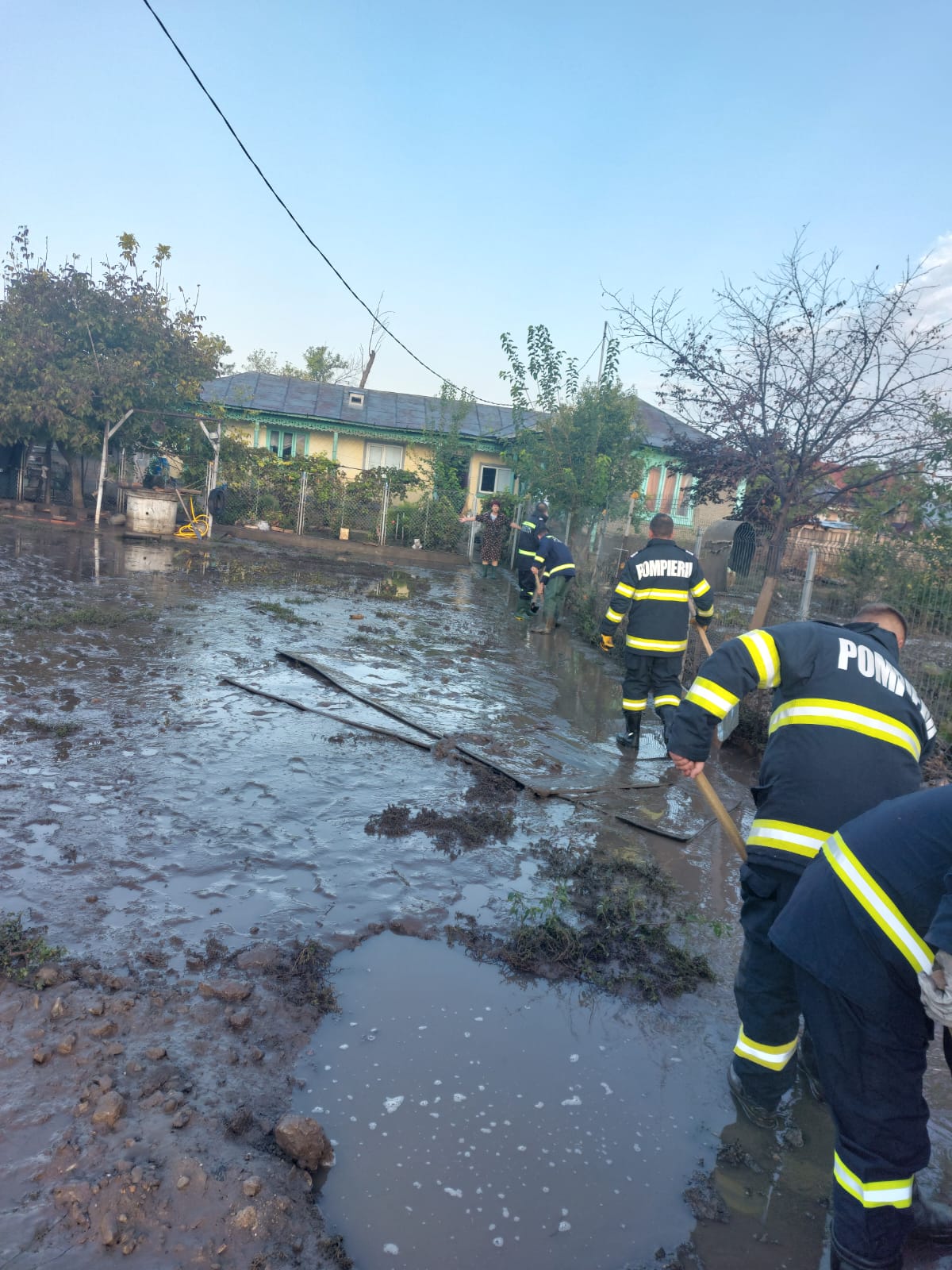 Urmările inundațiilor catastrofale. Aproape o mie de pompieri din țară, trimiși în sprijinul salvatorilor de la ISU Galați VIDEO