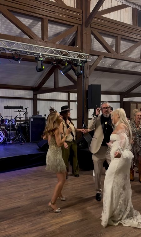 Cum a apărut Anamaria Ferentz la nunta fratelui său. Iubitul american a însoțit-o și a asistat la show