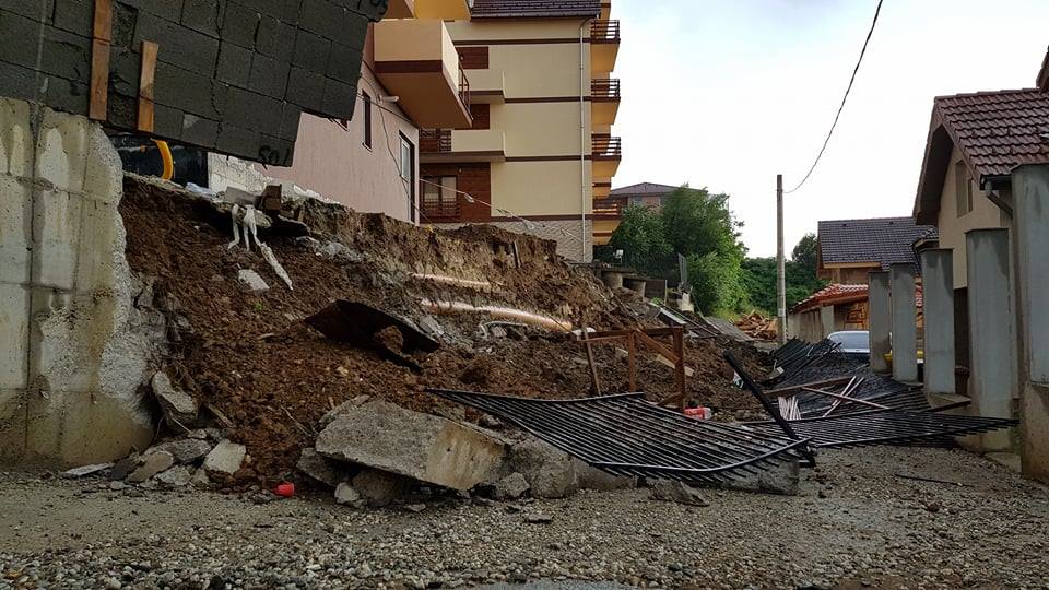 Alunecare de teren în Sibiu. Locatarii unui bloc au fost mutați, după ce pământul a luat-o la vale