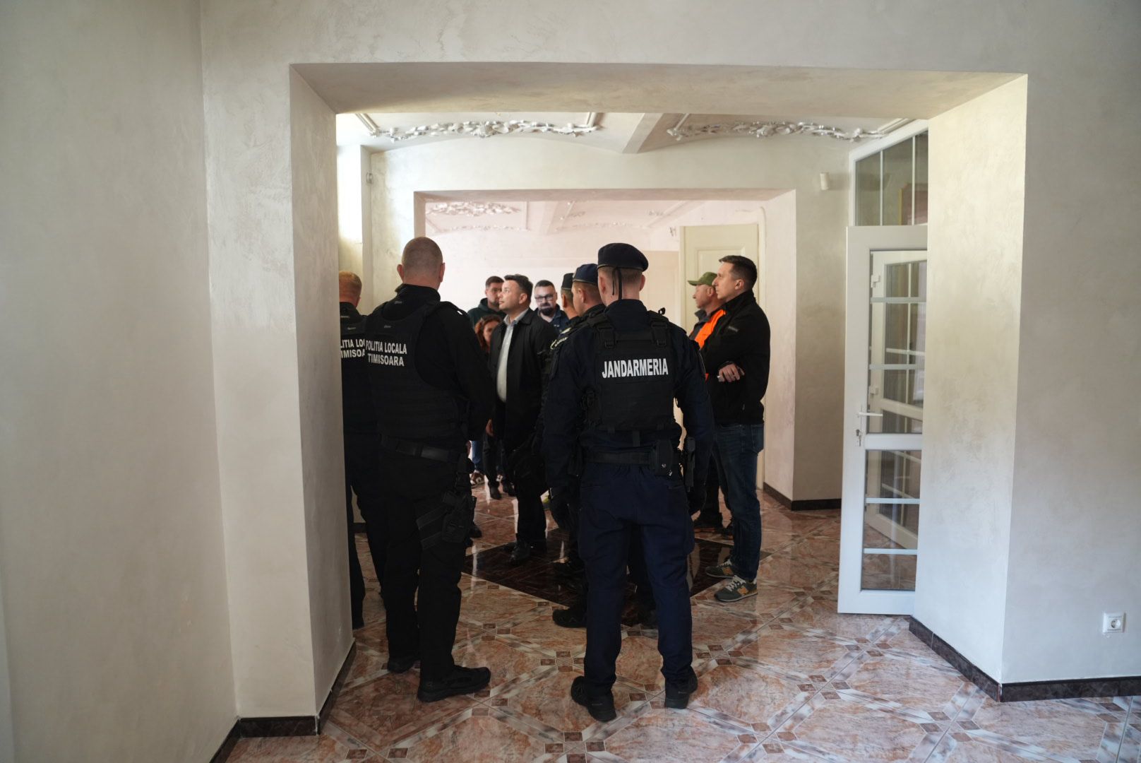 Dominic Fritz a intrat cu jandarmii în palatul Loga 52 din Timișoara: Primăria a recuperat clădirea de la clanul Momiță și o va transforma în grădiniță