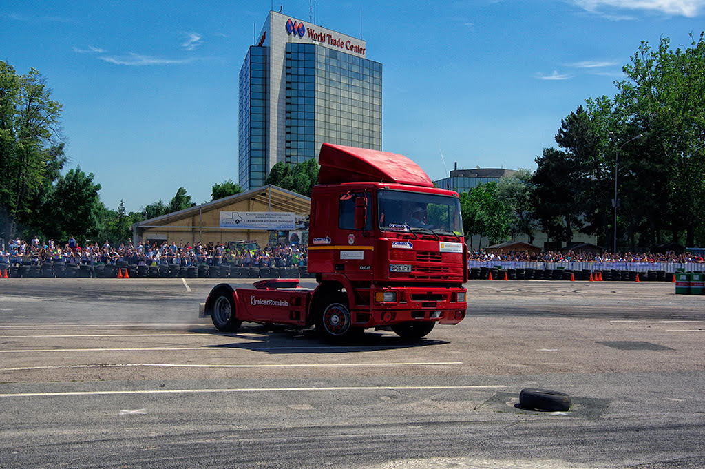Aşii driftului au topit asfaltul! Cei mai buni piloţi s-au întrecut într-un spectacol impresionant / GALERIE FOTO