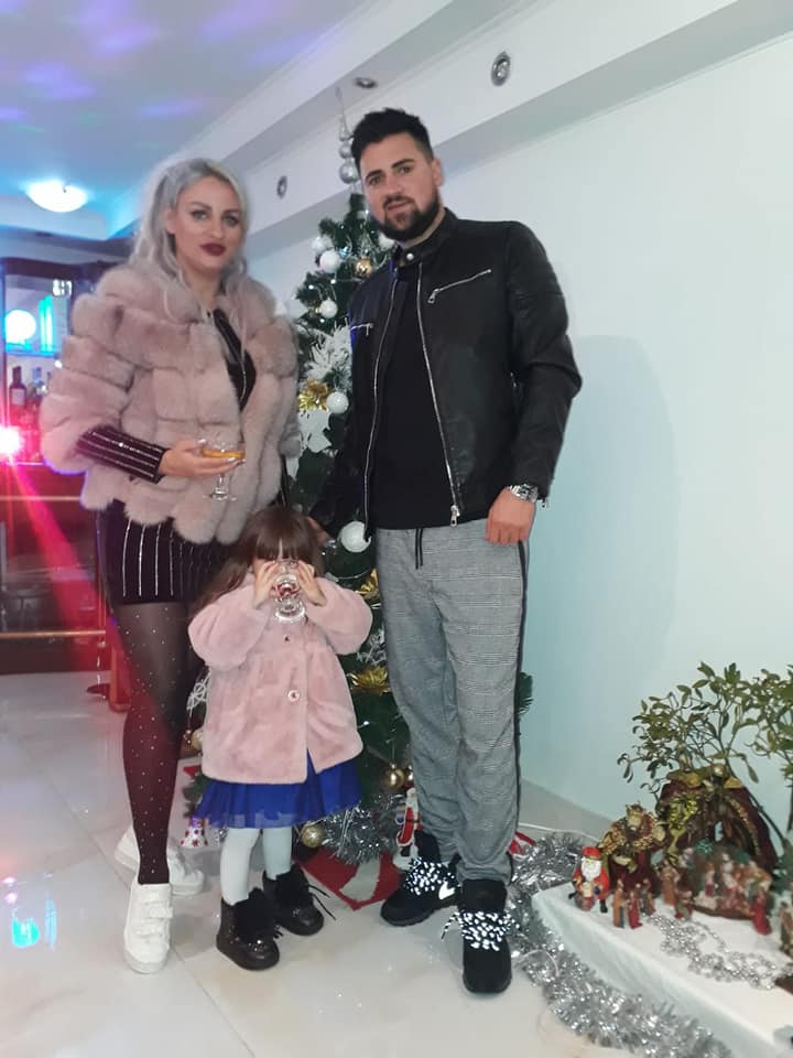 Cum le-a răspuns Sânziana Buruiană celor care au criticat-o că își alăptează încă fetița la 3 ani