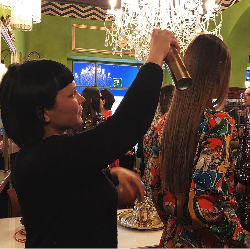 VIDEO/ Make-up artist la Milano. Alina Bădicioiu aduce strălucire pe covorul roșu din capitala modei - FOTO