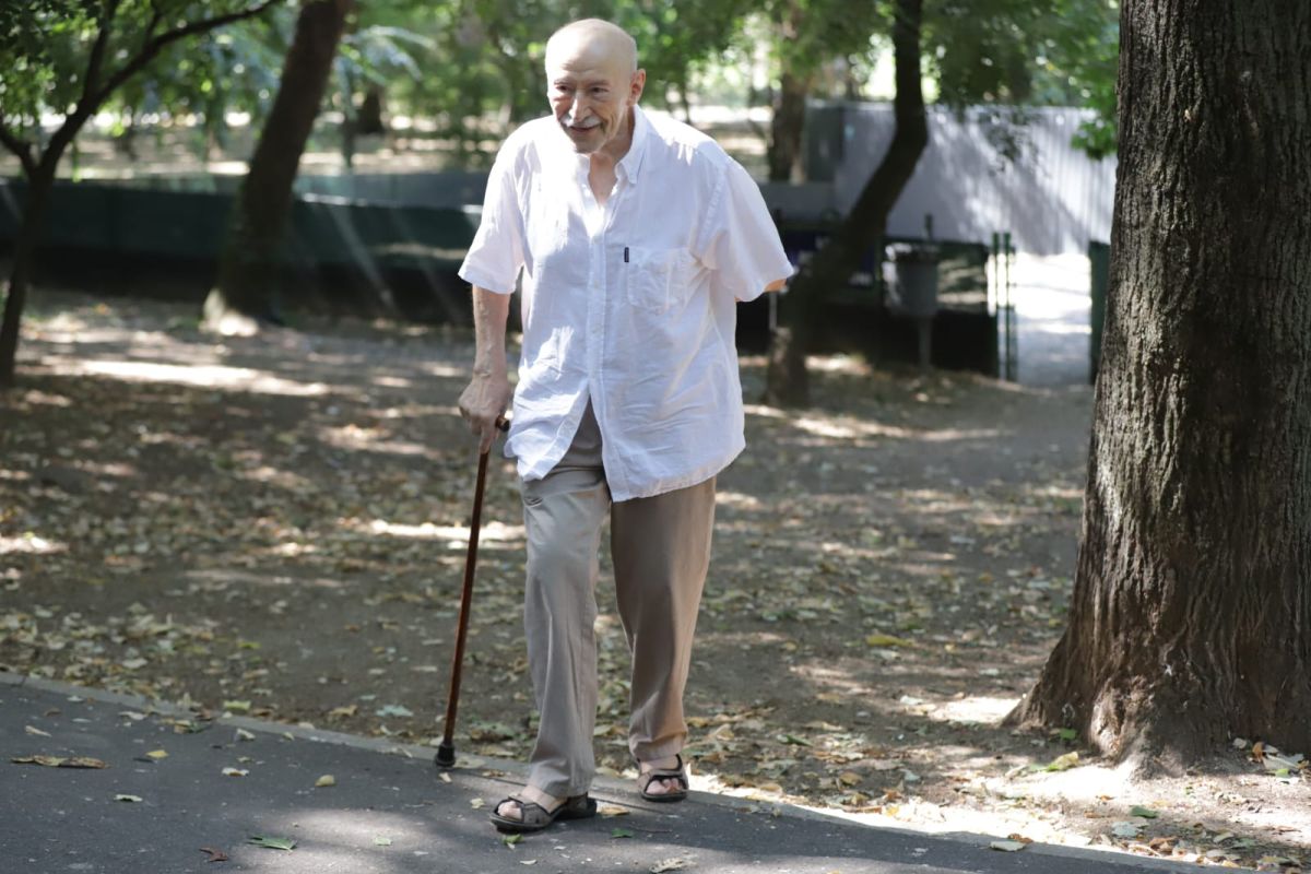 Victor Rebengiuc, la 92 de ani, surprins de fotoreporterul Libertatea în Cișmigiu: „5 lei costă o poză cu mine! Ai mărunt?”