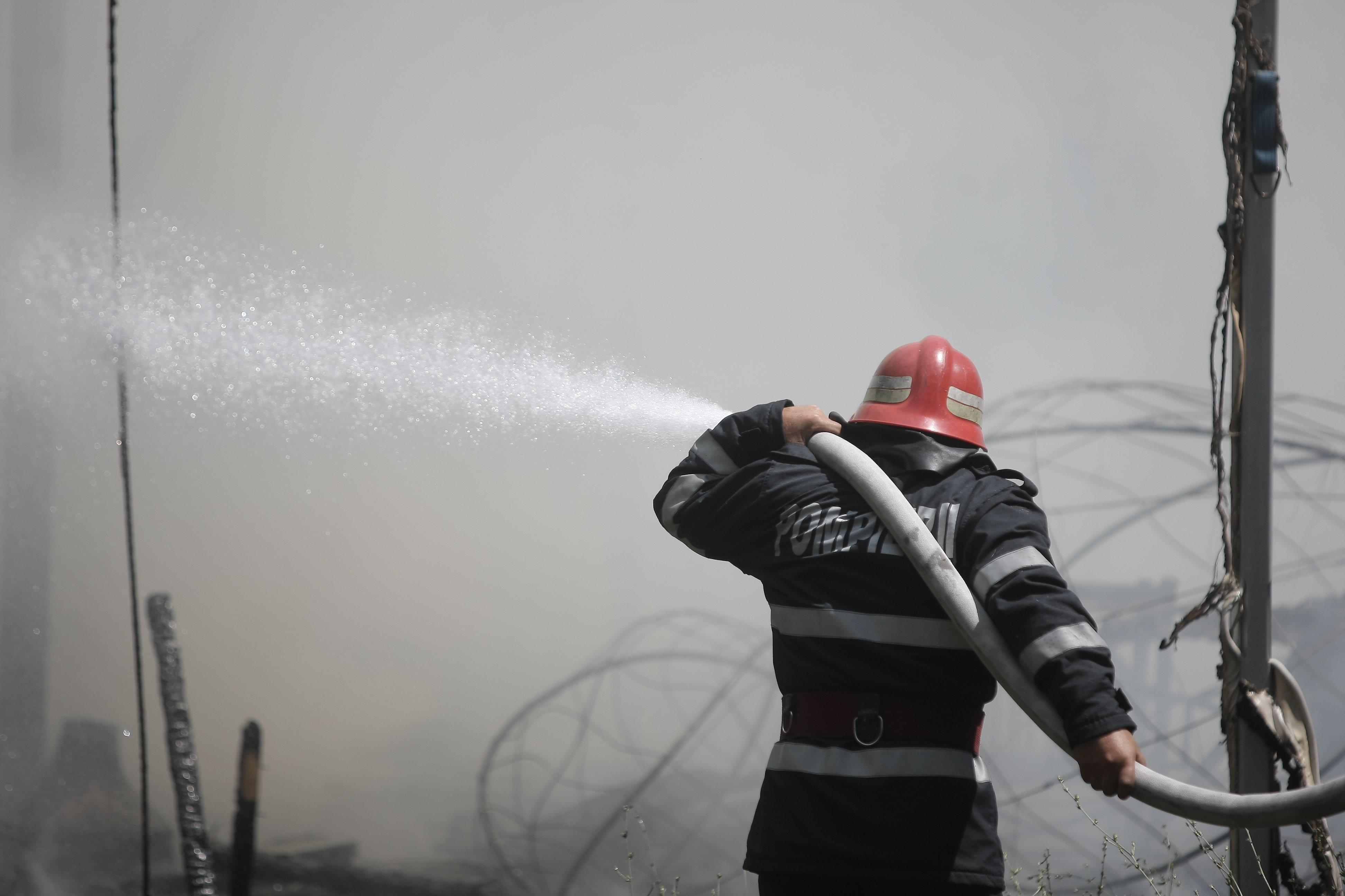FOTO/VIDEO | Incendiu lângă un mare centru de agrement din Capitală!