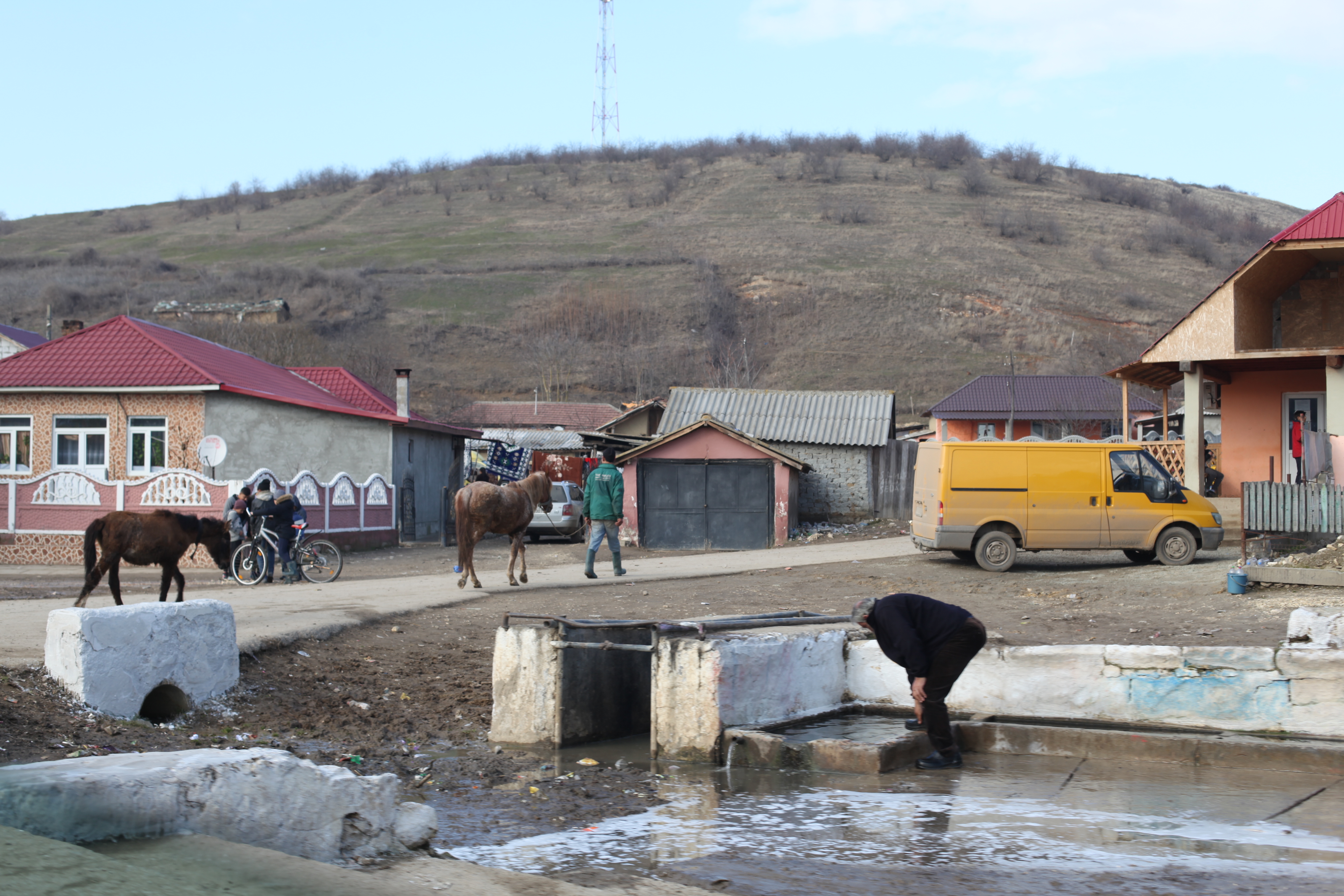 Localitatea din România unde aproape toți cei 3.000 de oameni primesc bani publici