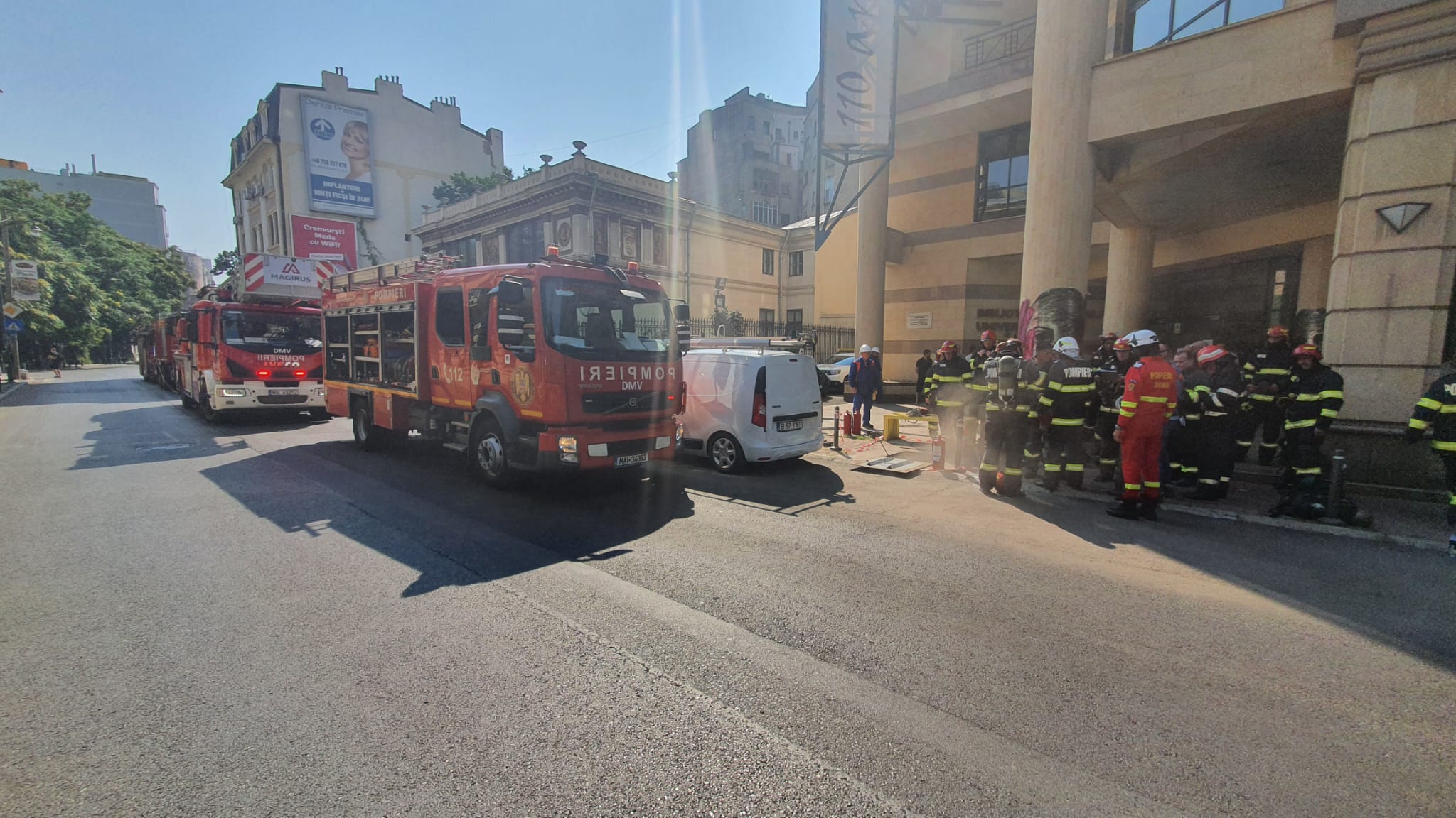 Un muncitor a murit în timp ce lucra într-un canal lângă Biblioteca Centrală Universitară din București. Bărbatul, surprins de un incendiu