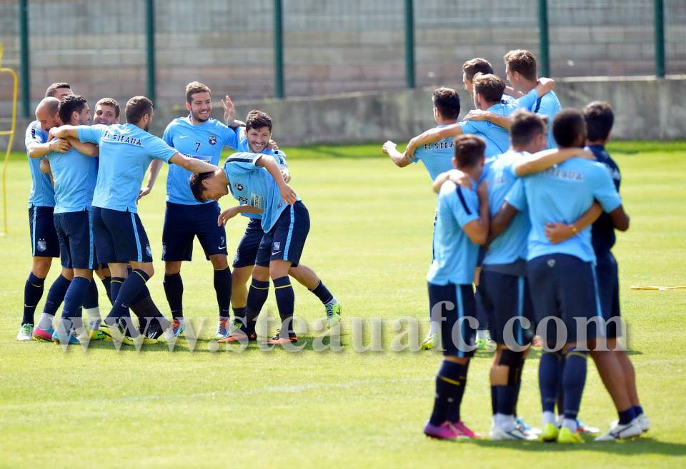 GALERIE FOTO / Suporteri campioni! Fanii s-au înghesuit să-i vadă pe stelişti la antrenament