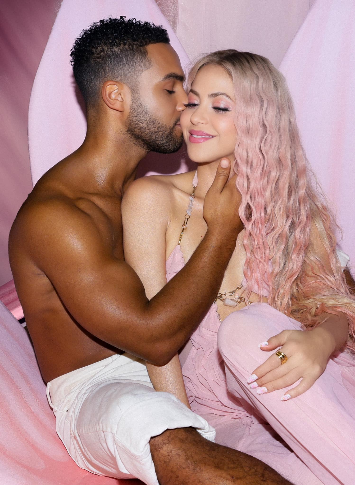 Shakira are o nouă relație, după despărțirea de Gerard Pique. Cine e iubitul artistei: „Prietenii ei sunt de părere că el vrea să se facă cunoscut”