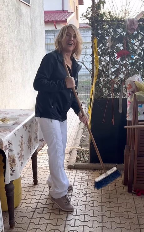 Reacția unui prezentator de la Euronews când s-a trezit cu Nadia Comăneci în direct peste el: „Ultimul lucru pe care îl fac”