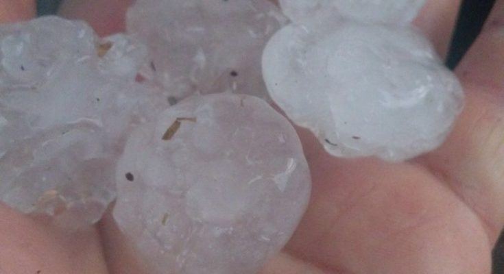 Doi oameni, blocați în mașină la Sinaia în timpul furtunii. Grindina a distrus mai multe mașini în Teleorman. Mii de oameni, fără curent în Argeș, Dâmbovița și Vrancea