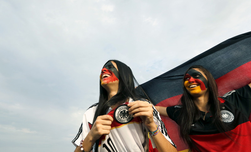 FOTO/ Nemții au câștigat cu... ÎNAINTAREA! ^Germanii au cucerit titlul și la fotbal în noroi